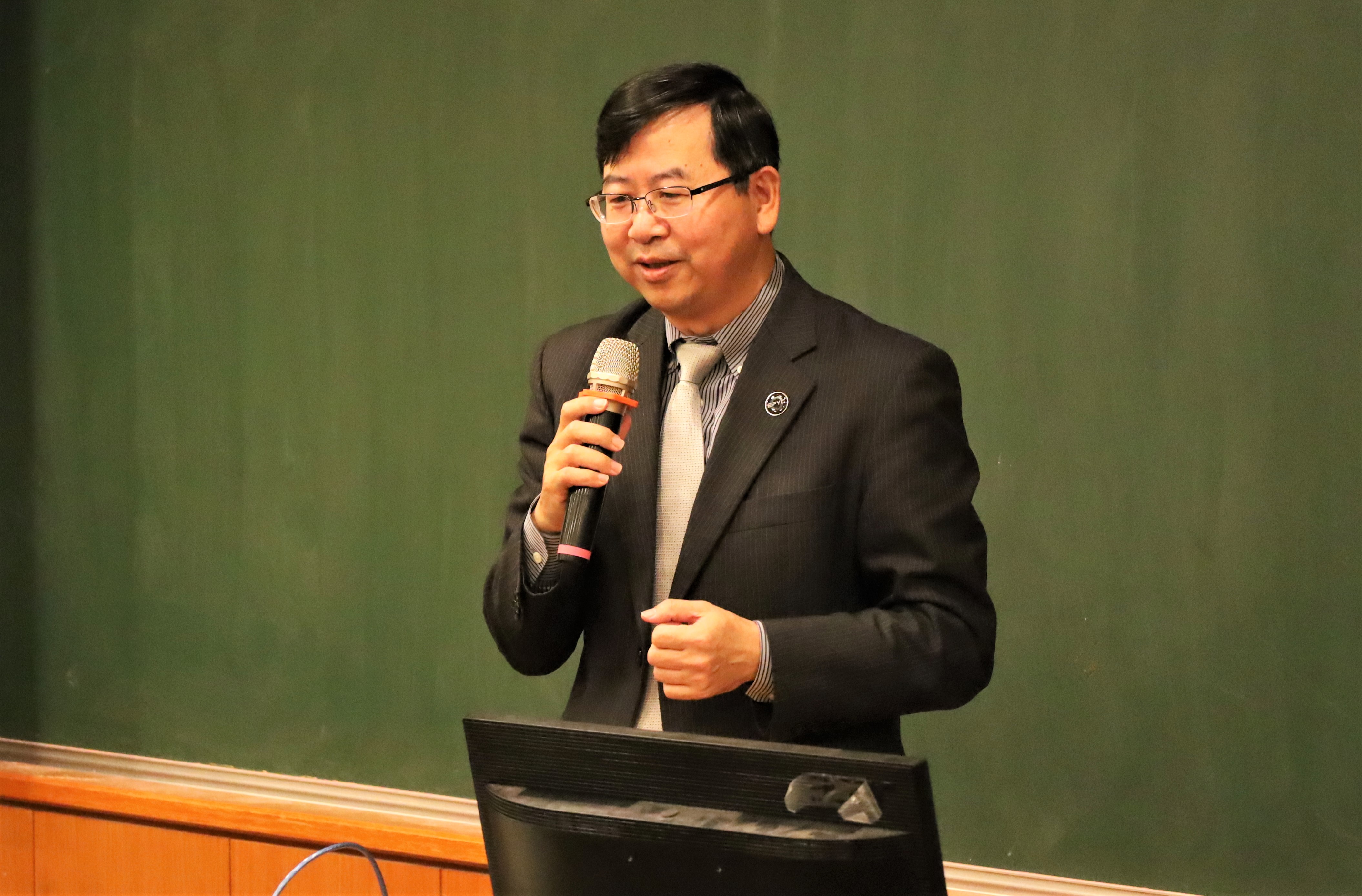 圖為超微台灣分公司資深業務副總林建誠，稱讚蔡校長領先布局，期待雙方有更多合作，在亞大建立中部首座AMD校園實驗室。