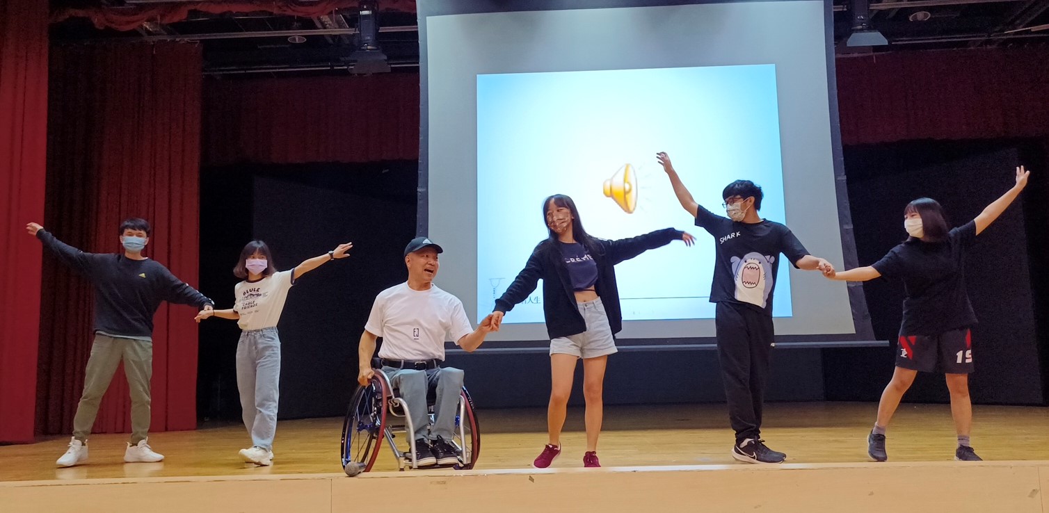 圖為勵志演說家周凡(左3)，邀請同學上台一起學習國標舞。