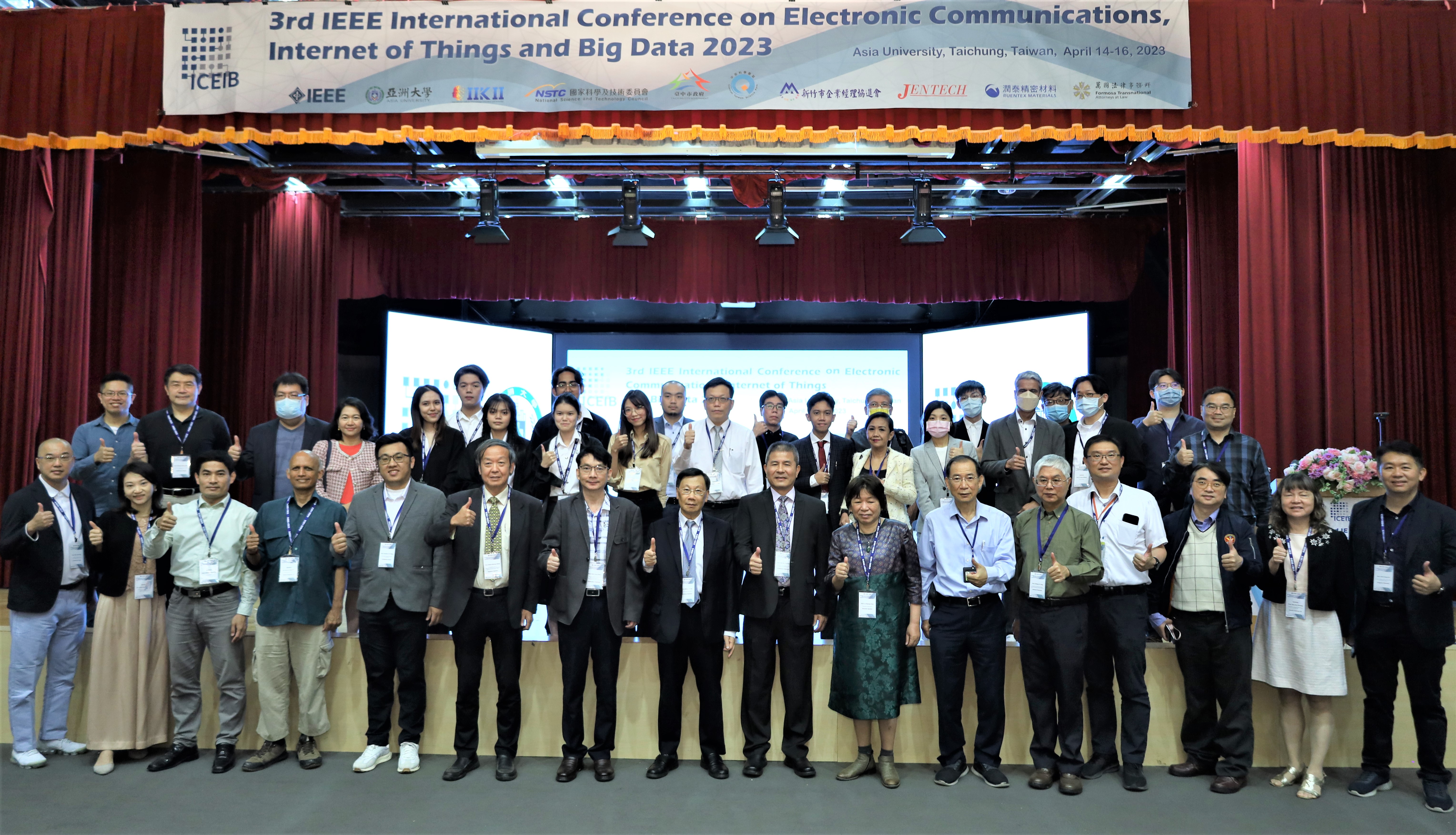 圖為「2023 IEEE ICEIB」電子通信、物聯網和大數據國際研討會，亞大校長蔡進發(左8)，和與會國內、國際學者和亞大老師合影。