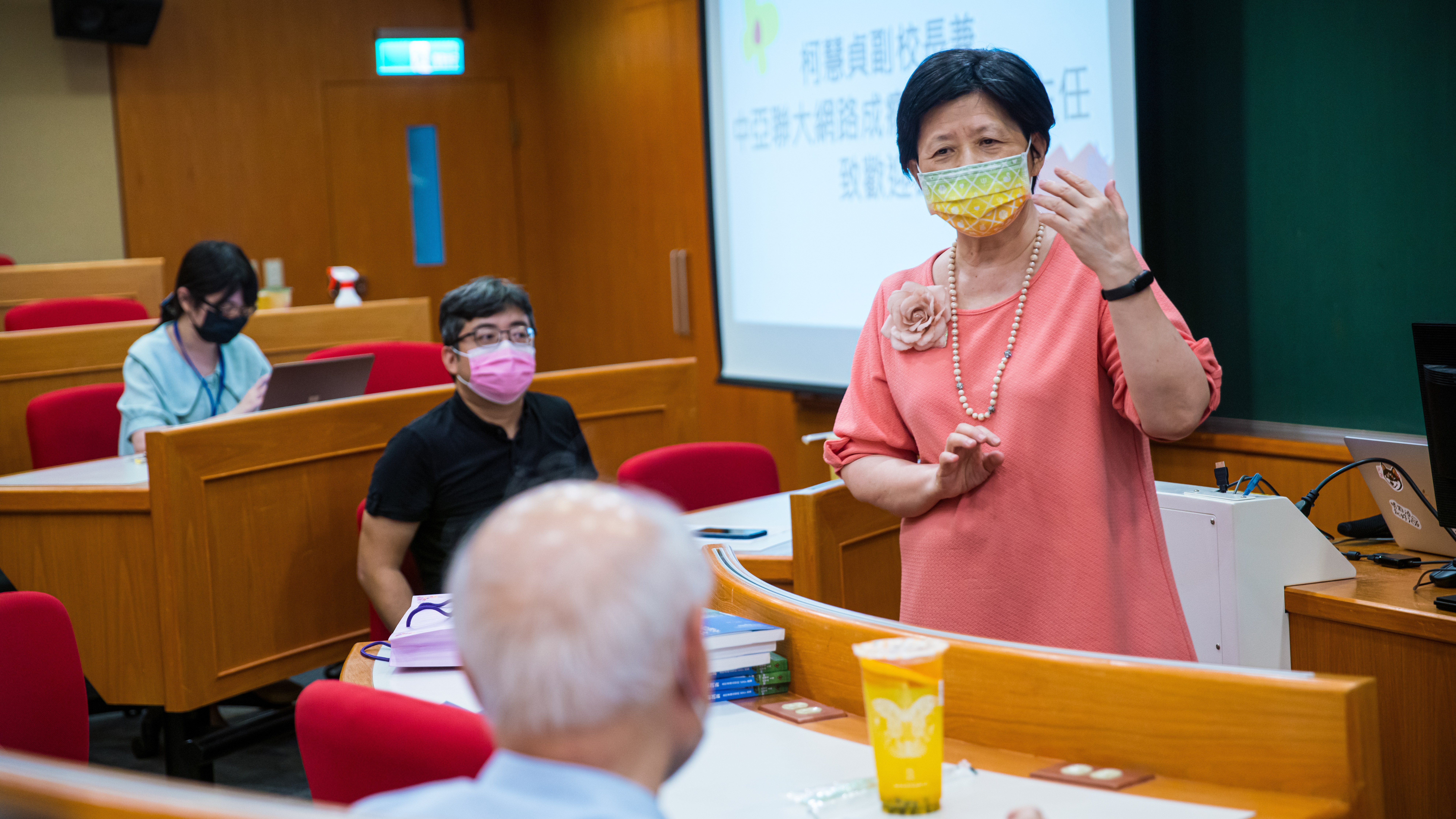 副校長兼網癮防治中心主任柯慧貞，介紹網路成癮防治中心最新工作成果。