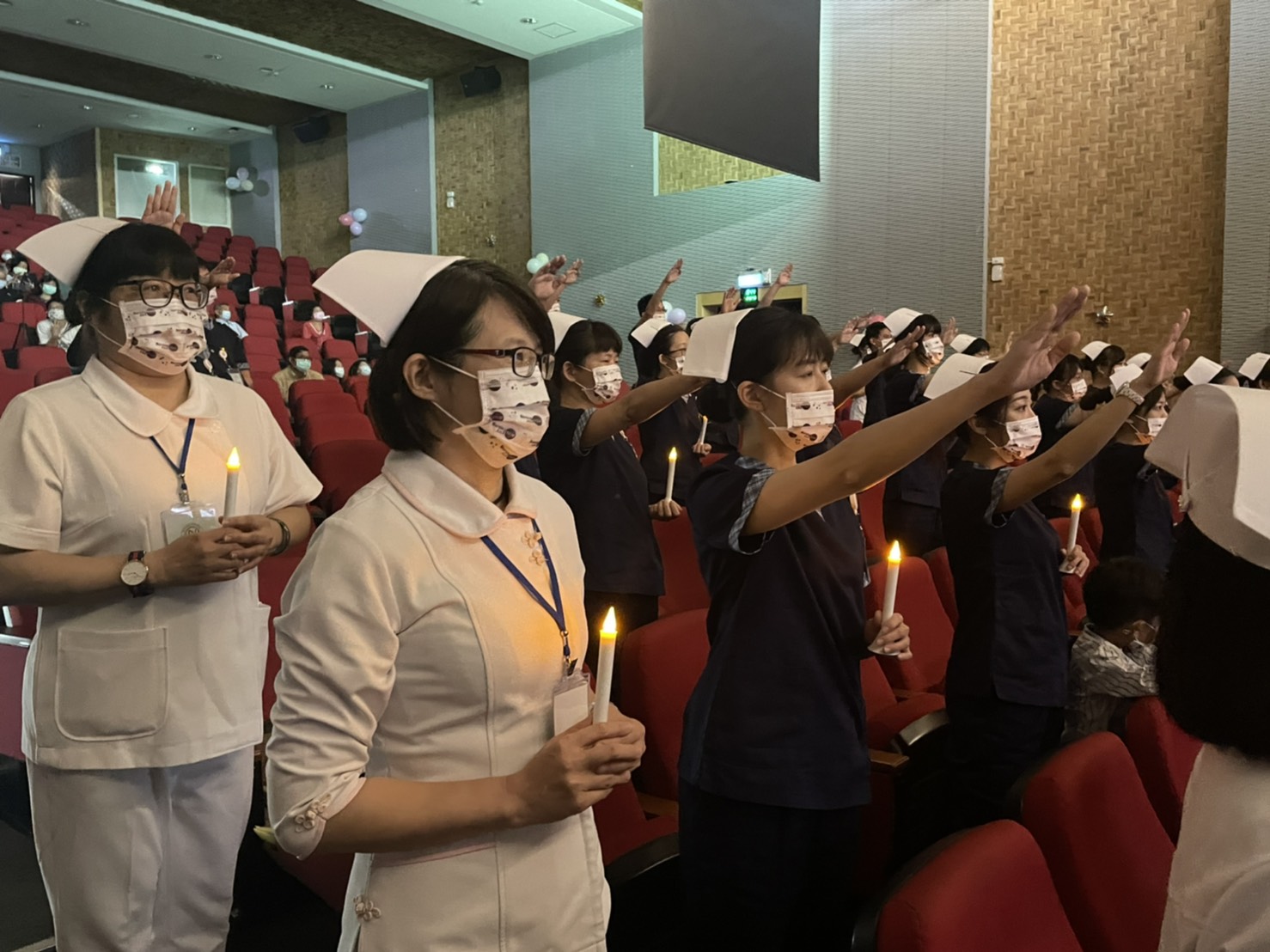 亞大後護系師生點燃象徵南丁格爾光與熱的燭火。（圖為4月24日，防疫升級為第三級前拍攝）