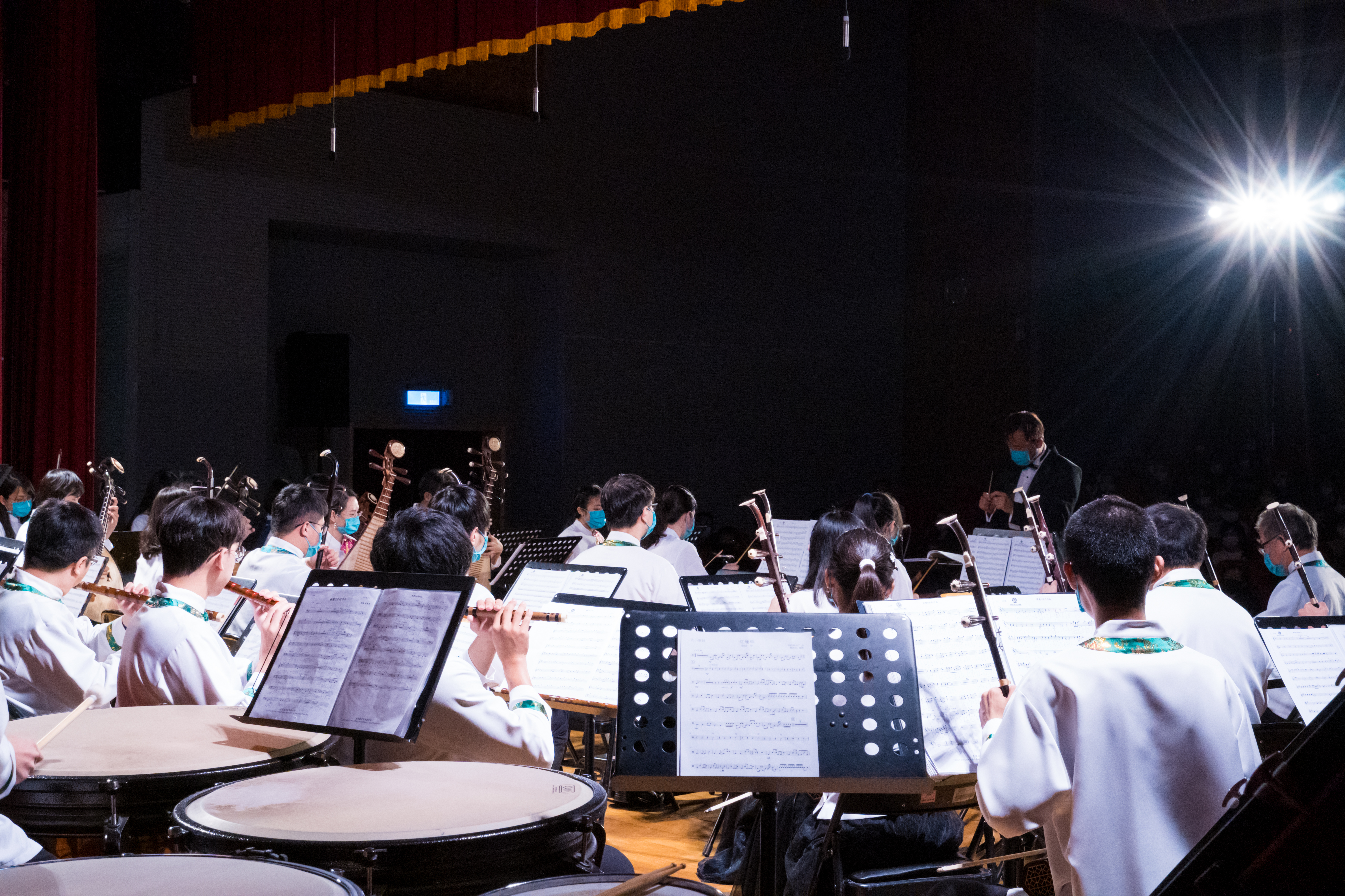 「聞韶軒絲竹室內樂團」以國樂交響樂演奏形式，為全校師生帶來許多首耳熟能詳的流行樂串燒，驚豔全場。