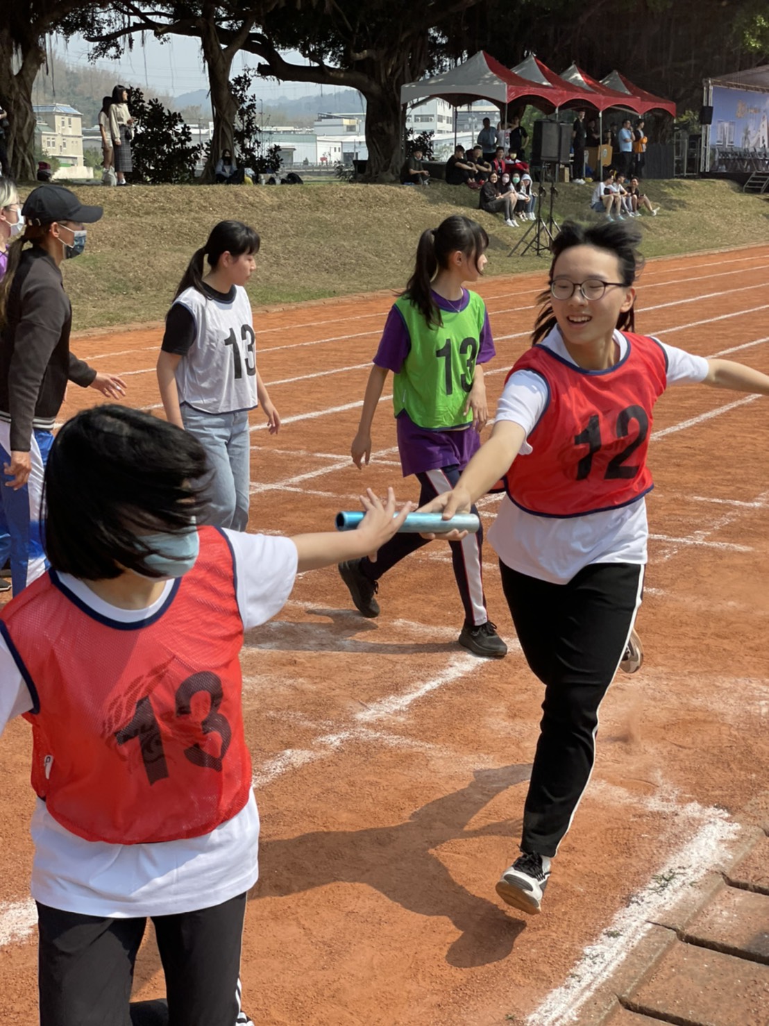 「中亞聯大」暨醫療體系聯合運動會，20人大隊接力，選手卯足全力拚出好成績。