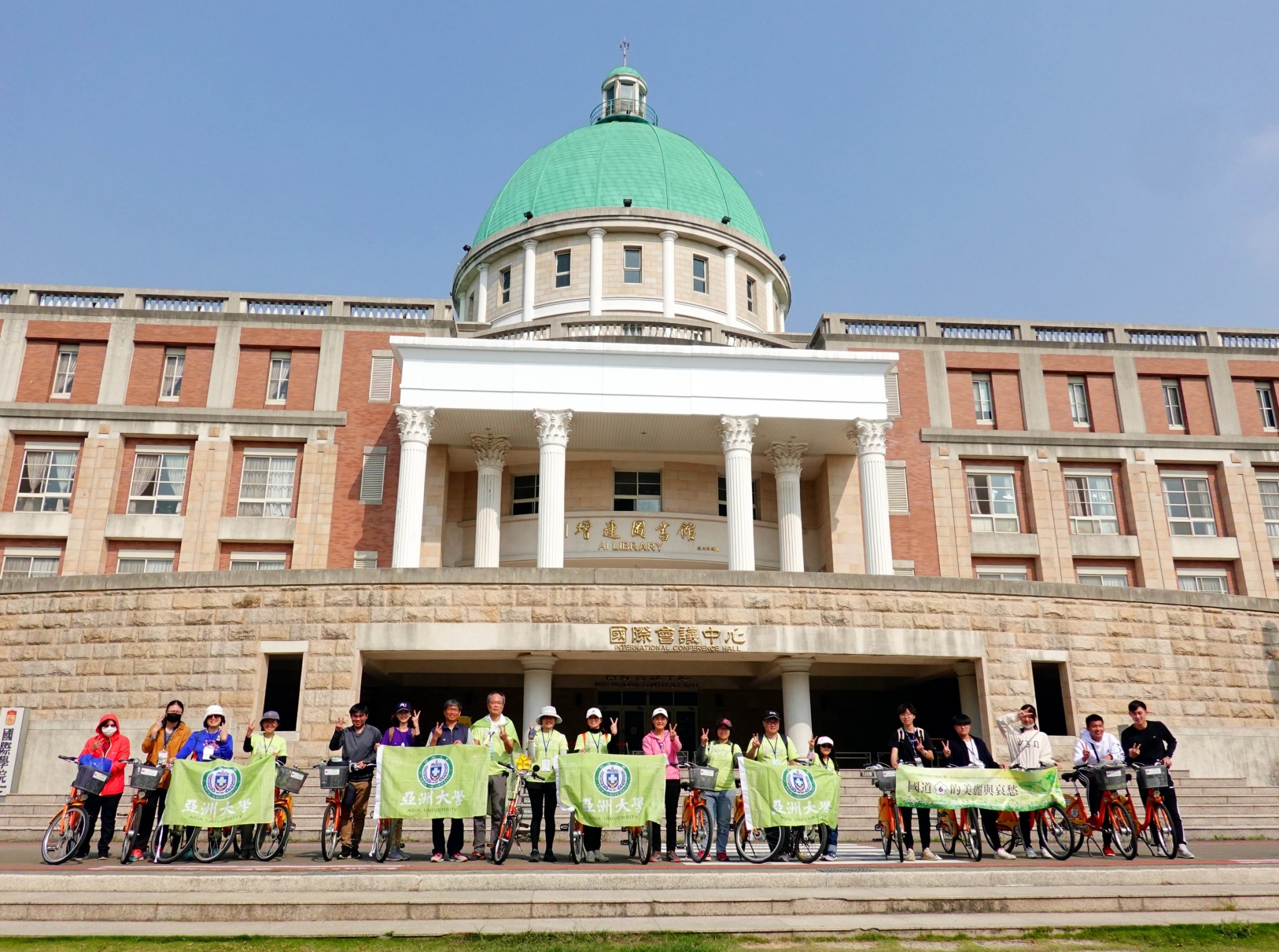 亞大國道六號計畫團隊繞騎霧峰20K歡慶亞大20週年，於亞大校園終點站拉開校旗合影。