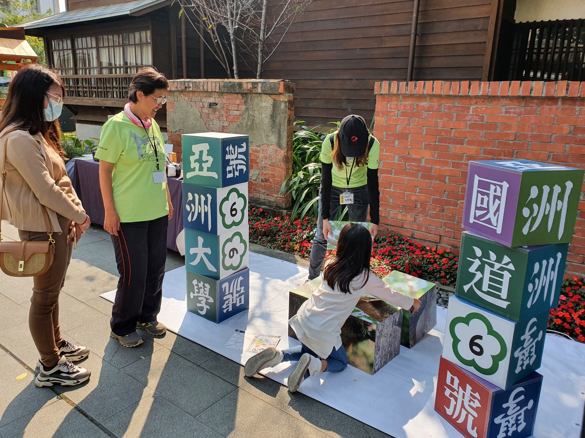 親子共同堆疊有黑翅鳶、石虎、穿山甲、白鼻心、食蟹獴圖像的拚圖，寓教於樂。