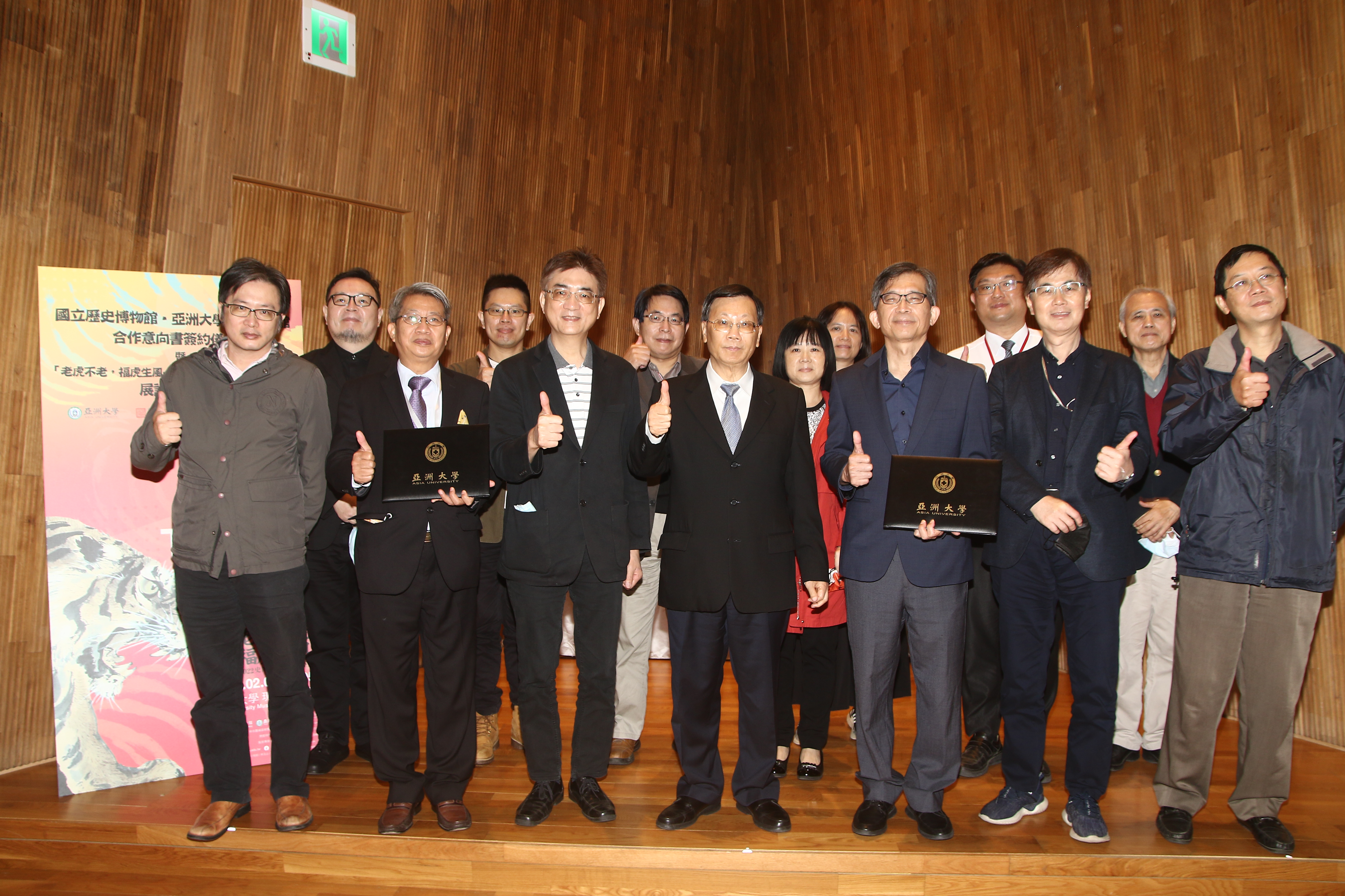 亞大校長蔡進發(前排左四)、史博館館長廖新田(前排左五)、亞美館館長潘襎(前排左二)，歡迎民眾大年初二到亞大看展，歡度新年。