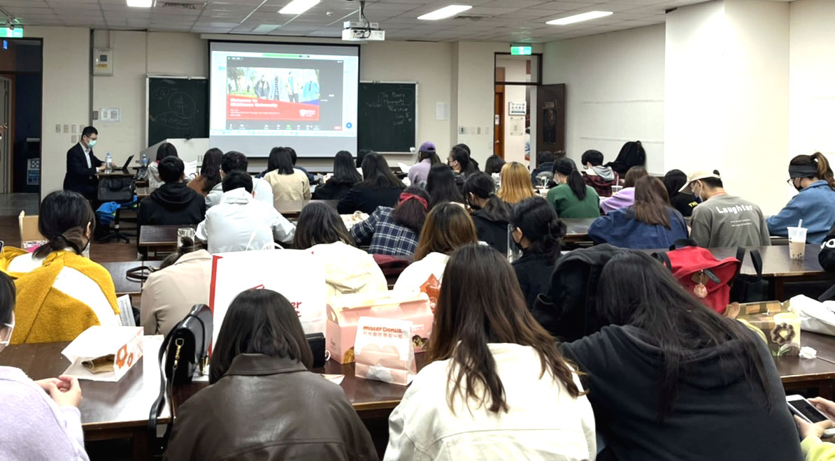 亞大商設系同學聆聽英國密德薩斯大學亞太區國際教育部經理袁瑛琦 (Kay Yuen)，於香港透過線上介紹3+1雙聯學士學位、五年貫4+1雙聯碩士學位等修業規劃