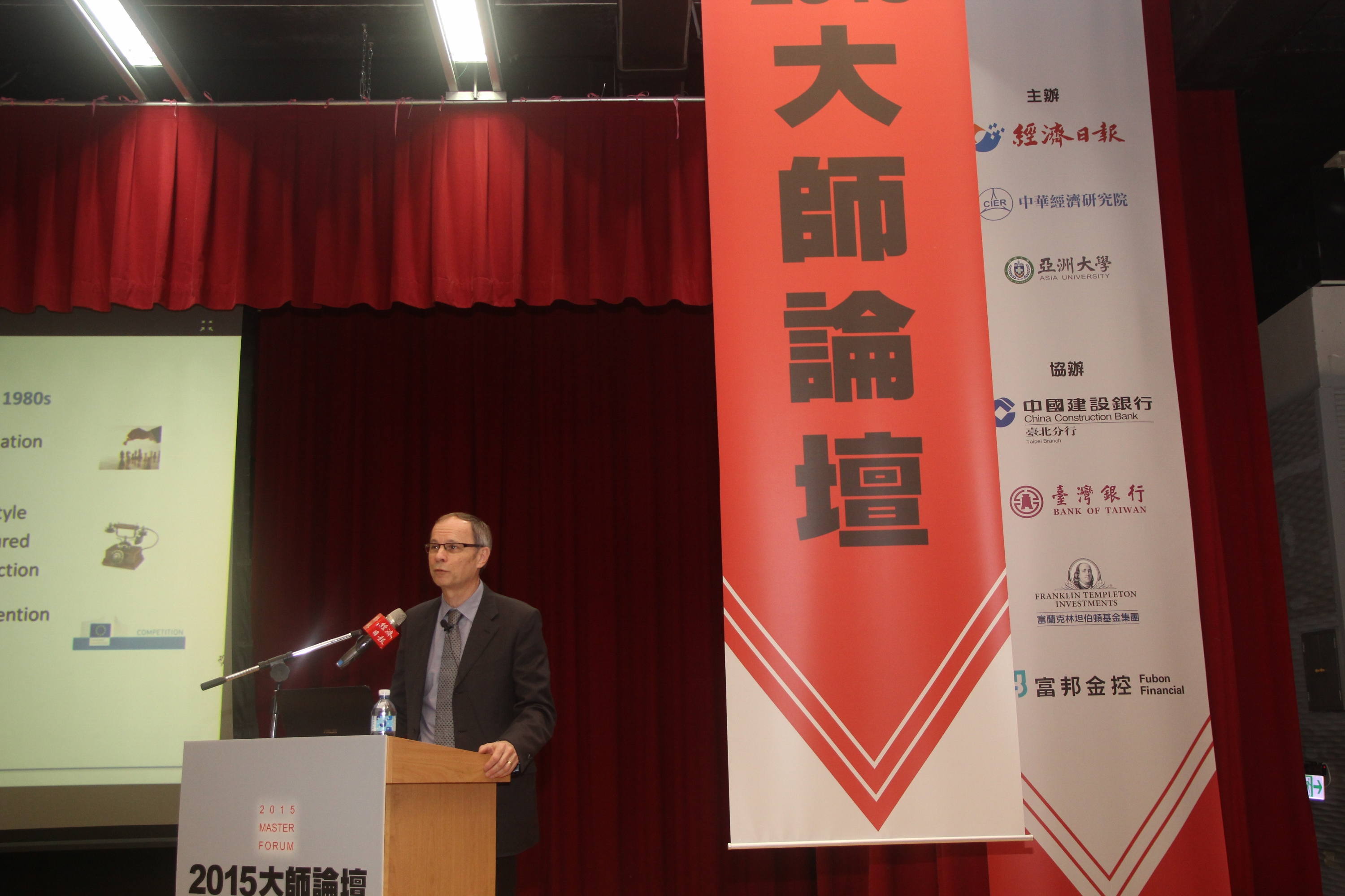 2014年諾貝爾經濟學獎得主提霍勒（Jean Tirole），20日在台中市亞洲大學以「市場失靈與政府管制」為題演講。