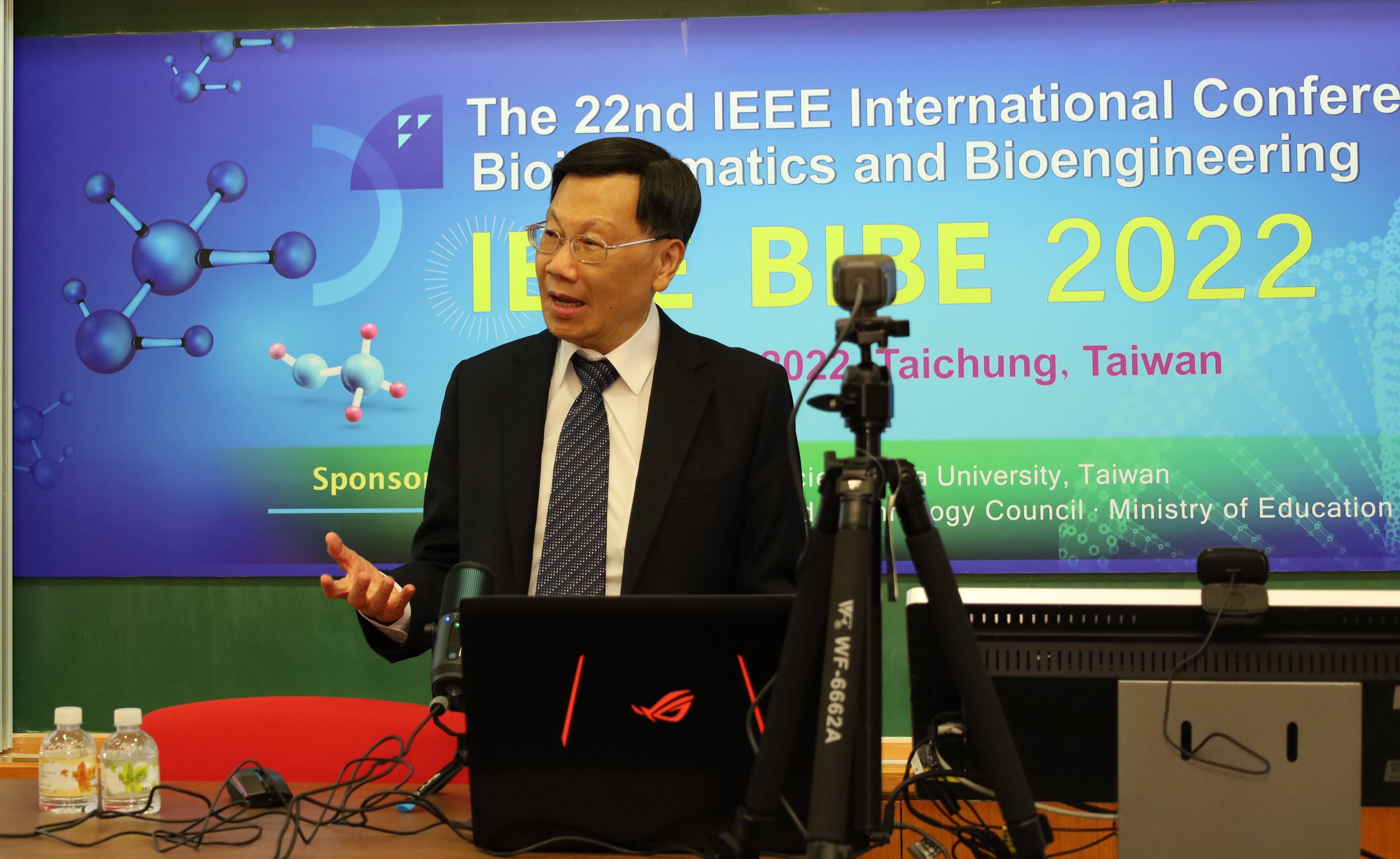 圖為亞大校長蔡進發在「IEEE BIBE2022國際生物資訊與生物工程研討會」表示，亞大持續扮演為國家培育生物資訊與醫學工程專業人才的角色。