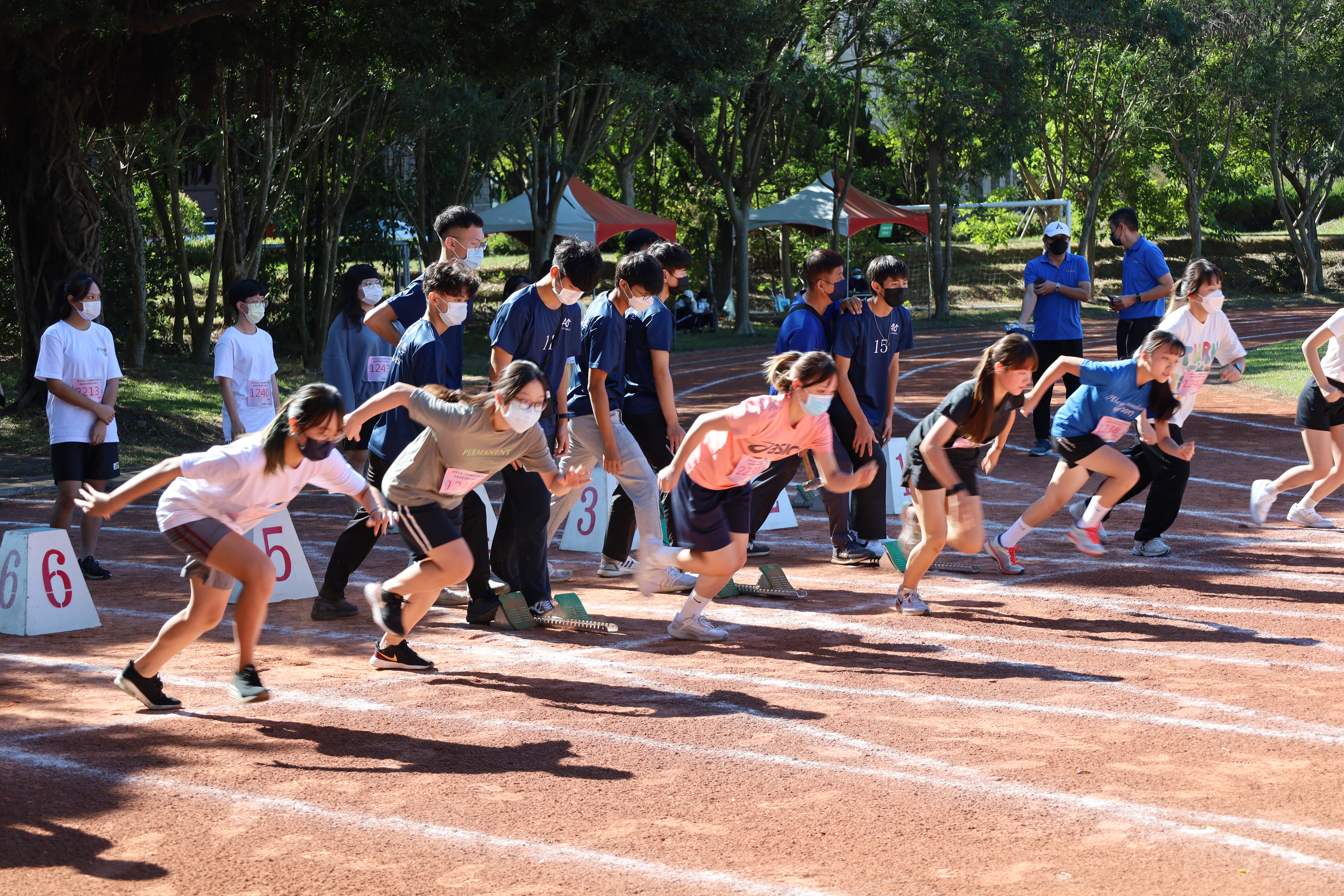 「中亞聯大」運動會，100公尺女子田徑賽，選手賣力向前衝。