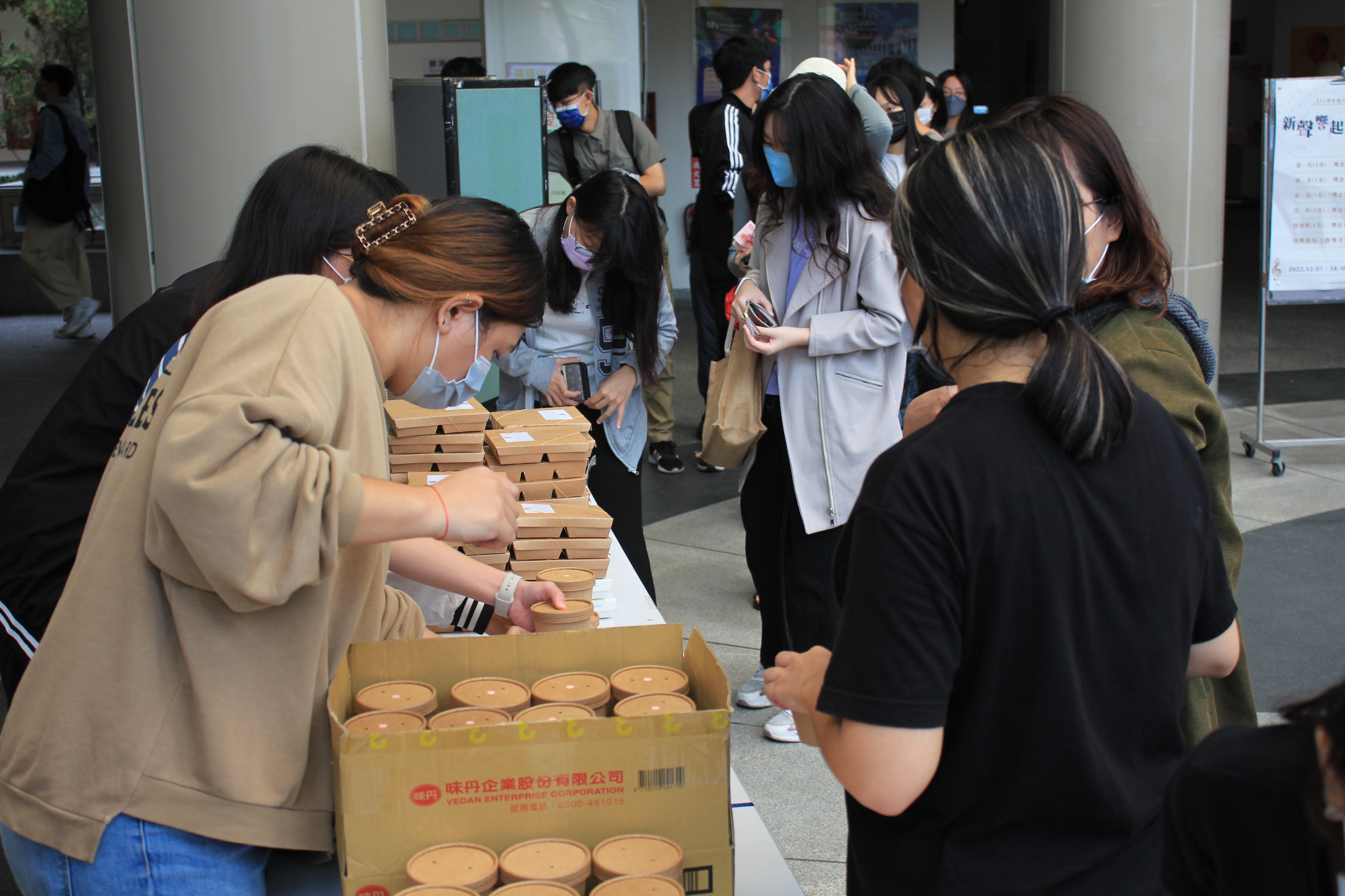 圖為亞大營養系同學自製的「植物肉蔬食療癒養生便當」，一開賣就吸引大批師生搶購。