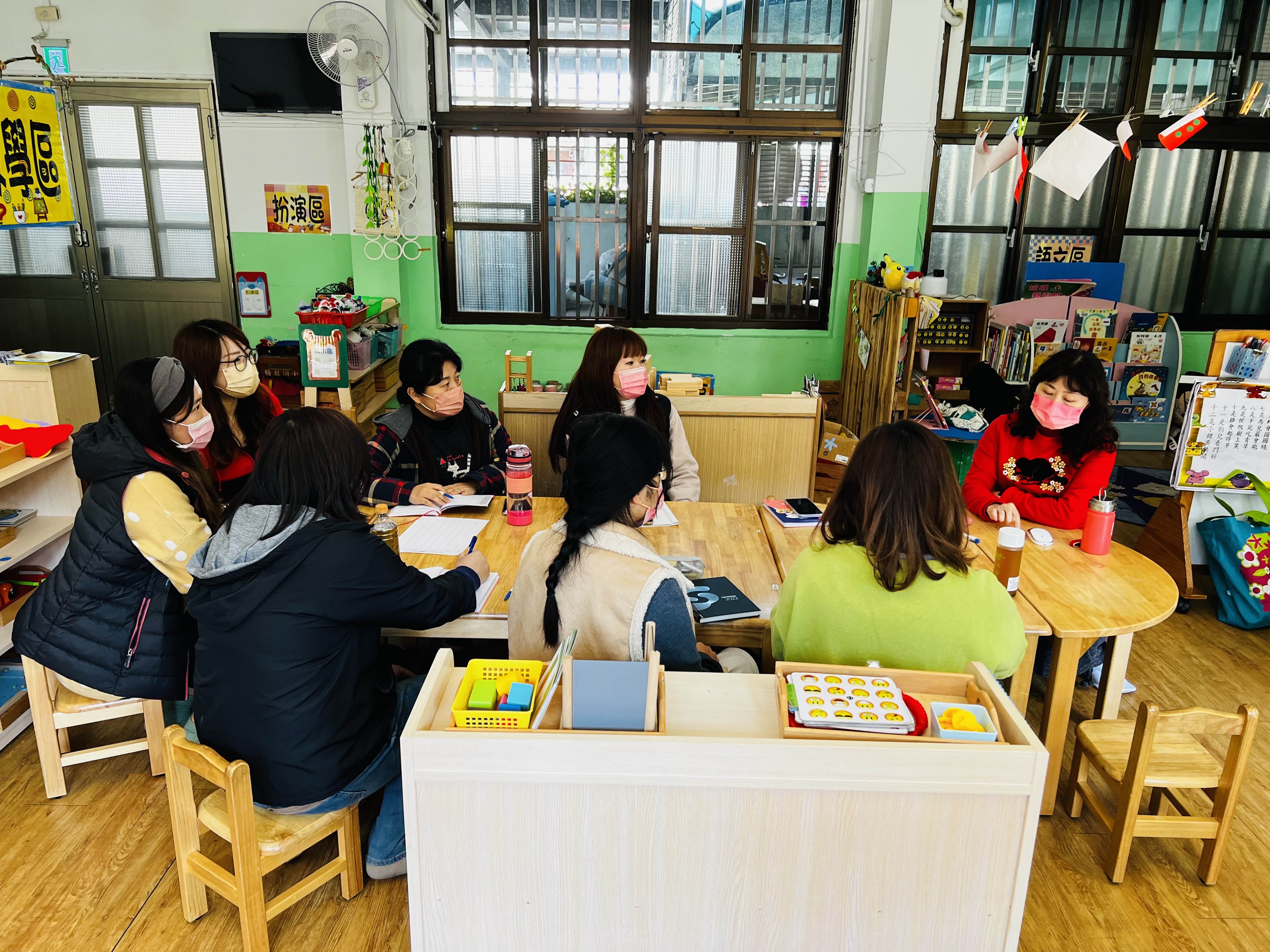 圖為台中市何厝國小附設幼兒園主任許婉菁（右1），帶領梧鳳非營利幼兒園教師團隊研習，談教師團隊中的協同教學與班級的經營。