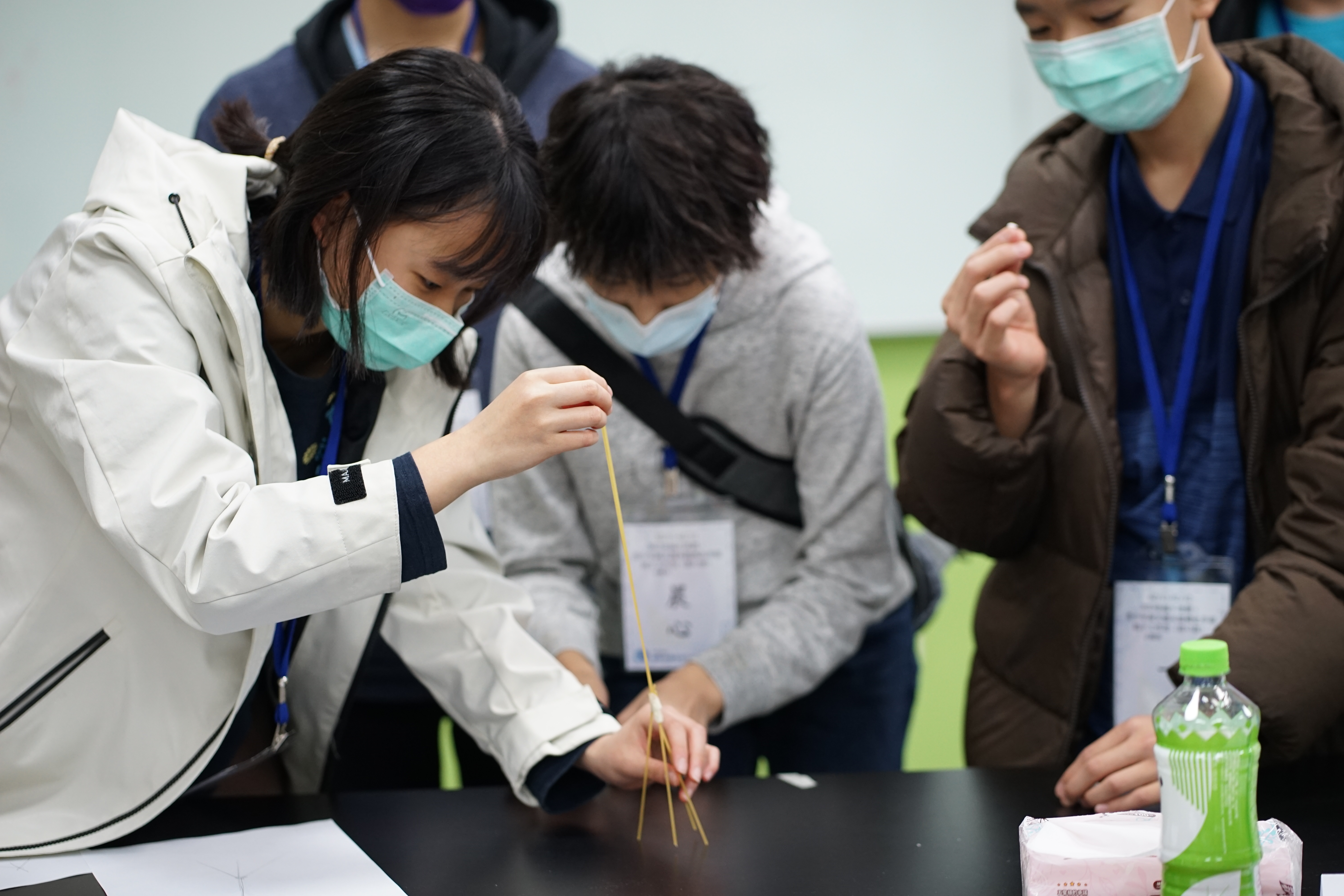 圖為在工作坊團隊活動中，學員使用義大利麵、棉花糖，進行築高塔創意設計。