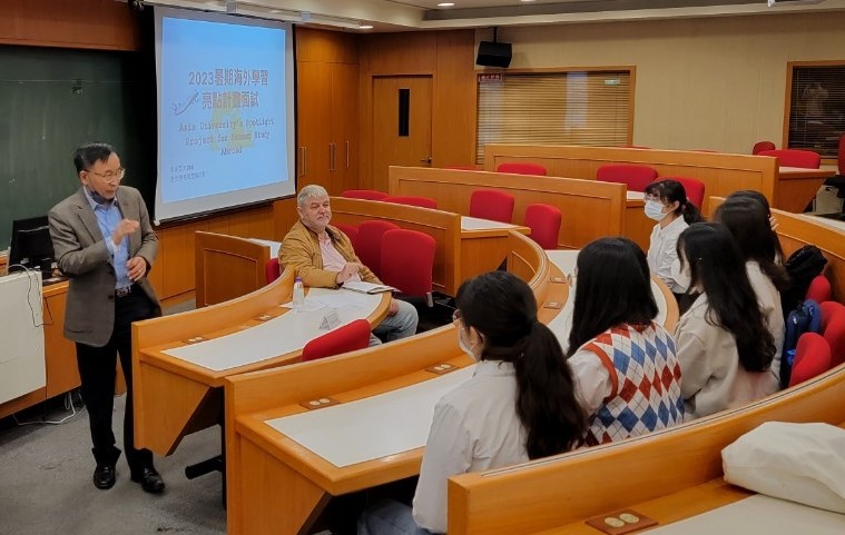 圖為國際學院院長陳英輝(左)，在海外暑期學習亮點計畫面試前說明甄選流程。