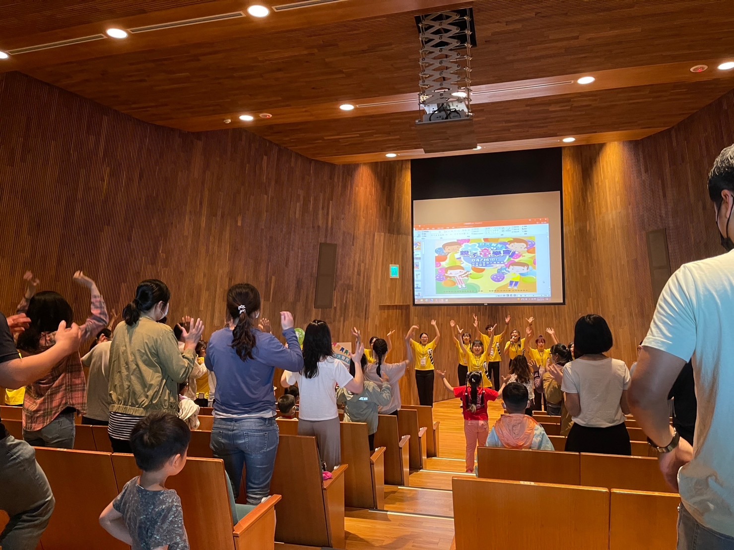 圖為亞大幼教系同學，帶領全場家長和幼兒進行暖身律動。